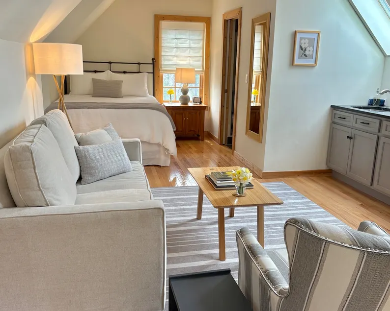 Charming Carriage House Loft, Steps from Downtown - Image 1