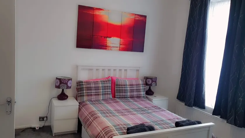 2 bed 1st floor Apartment-own entrance & parking - Image 1