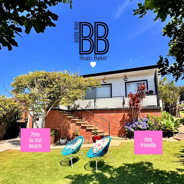 Beach Bunker: Retro Charm steps to Scotts Beach - Image 1