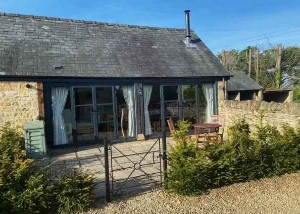 Cosy countryside studio with log burner stove - Image 1