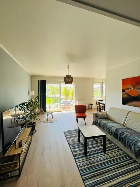 Spacious 85 m2 4 bedroom apartment with air conditioning and parking - Image 1