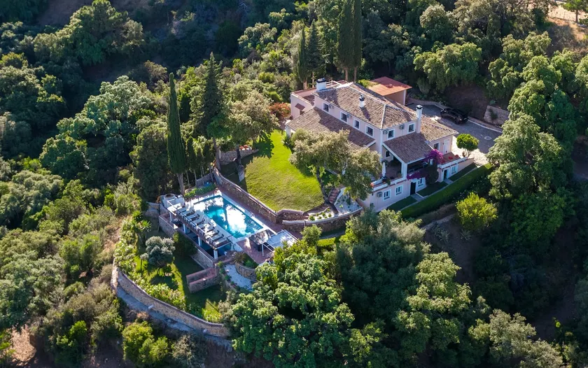 Arbolada: Mansion at hill peak with panoramic view - Image 1
