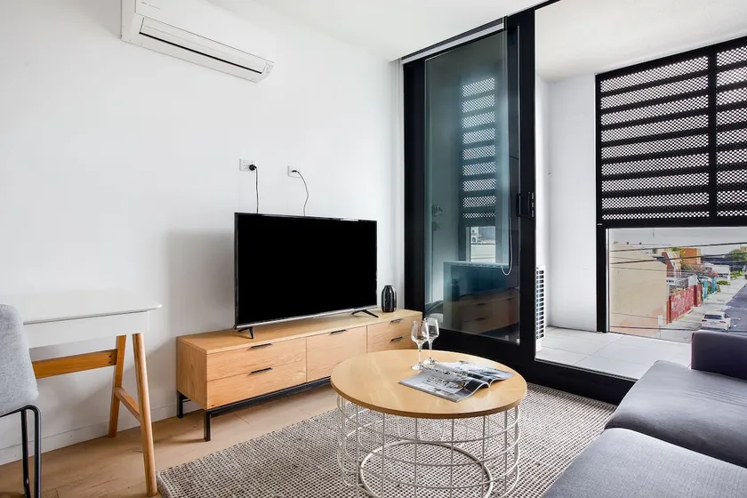 Deluxe One Bedroom Apartment + 1 carpark - Image 1
