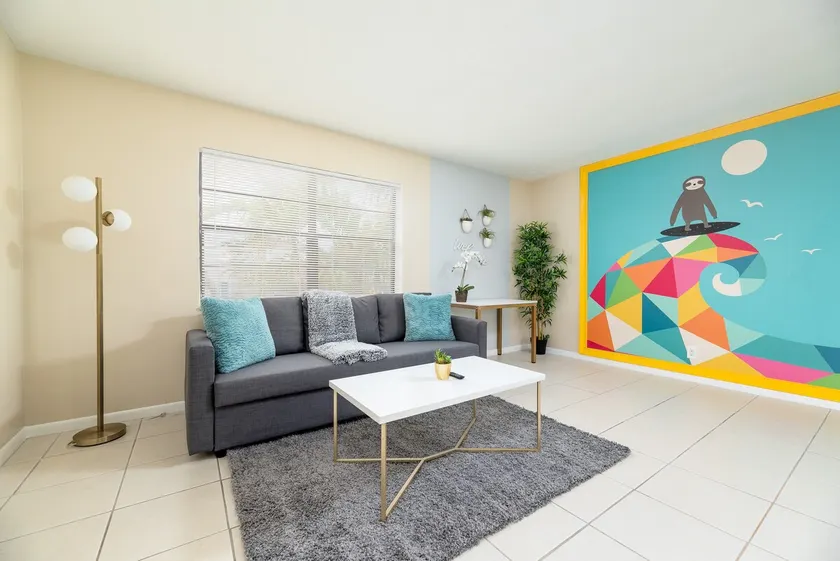 Chic Beach Apartment in Prime FLL Location 1BR/1BA - Image 1