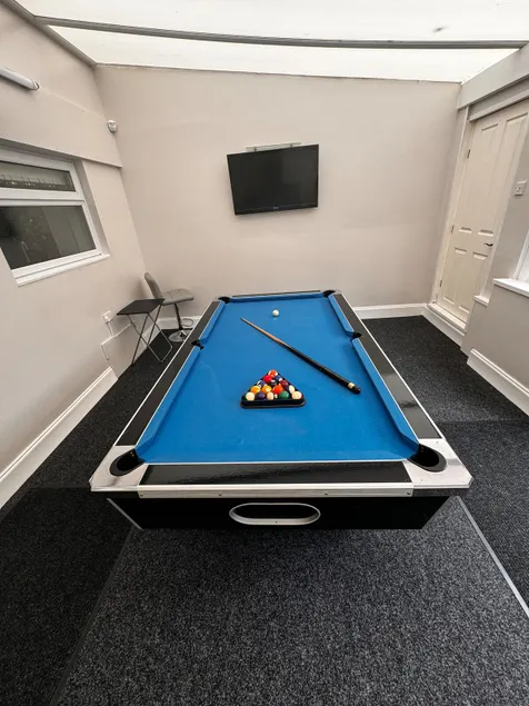Cheerful Two Bed Home, Free Parking & Pool Table - Image 1