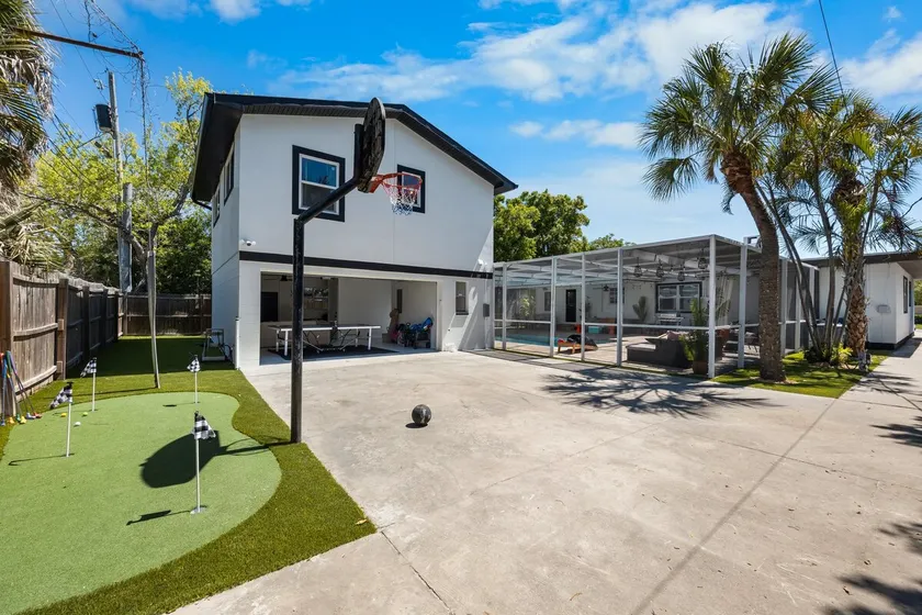 Perfect location 6 Bedroom, 4 Bathroom house. GameRoom,HeatedPool. 5min to Beach - Image 1