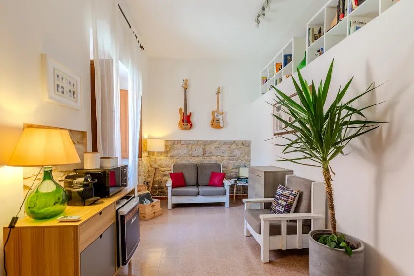 Stone studio apartment - Image 1
