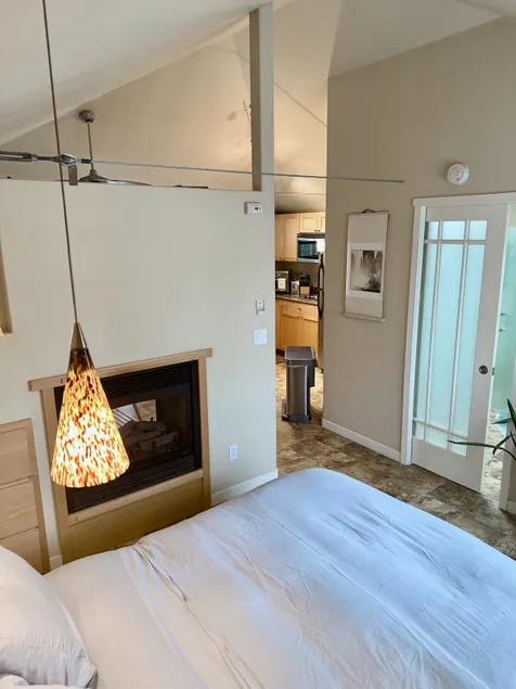 Charming 1-Bedroom Bungalow with Fireplace 🪵🔥 - Image 1