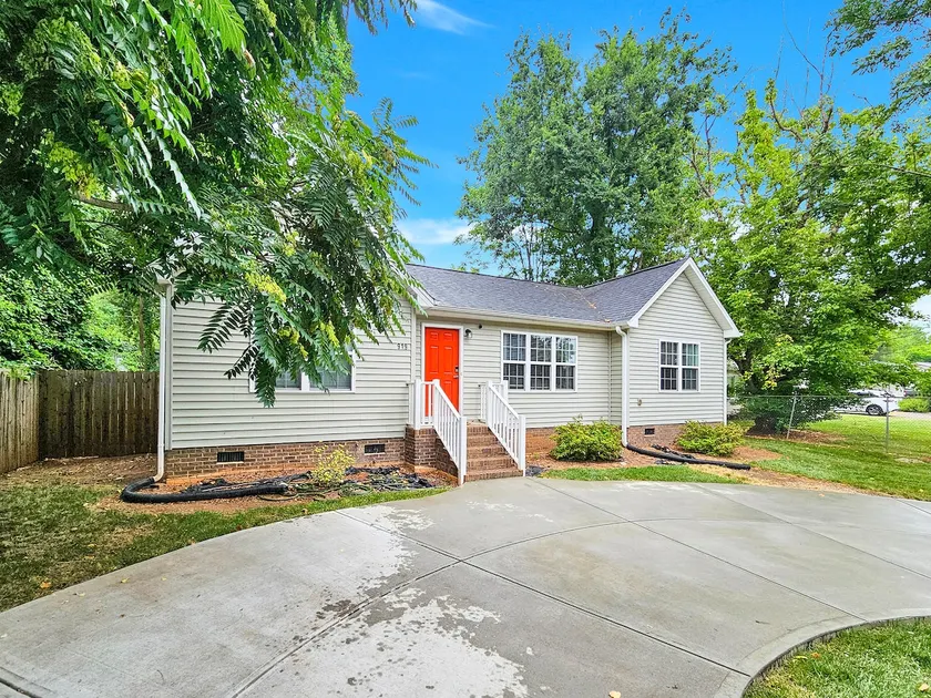 Beautiful new construction near the river - Image 1