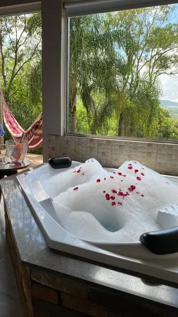 Romantic burgundy retreat - Image 1