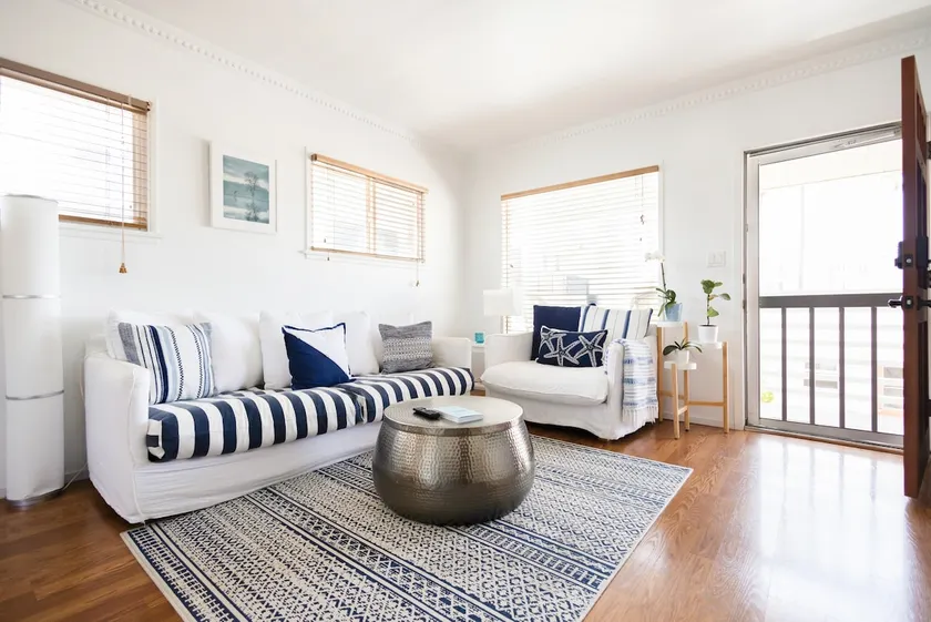 Airy Beach Apt! Less than 100 steps from the water - Image 1