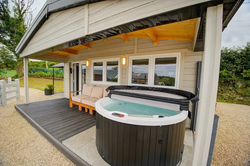 Rae's Cabin, Log Cabin with Hot Tub & Covered Deck, Carrigart - Image 1