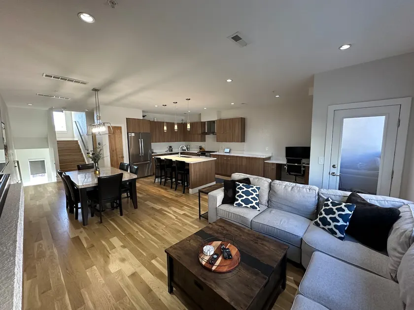 Heart of Tennyson - w/Rooftop Views & $0 cleaning - Image 1