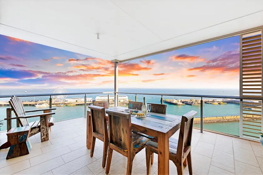 Penthouse Haven: Lux Balcony Dining ~ Sea View - Image 1