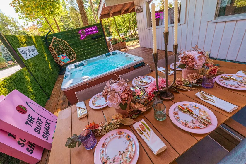 The SURF SHACK by The Post Office Motel *HOT TUB* - Image 1