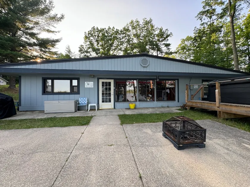 Rose Lake Shores Cottage - Image 1