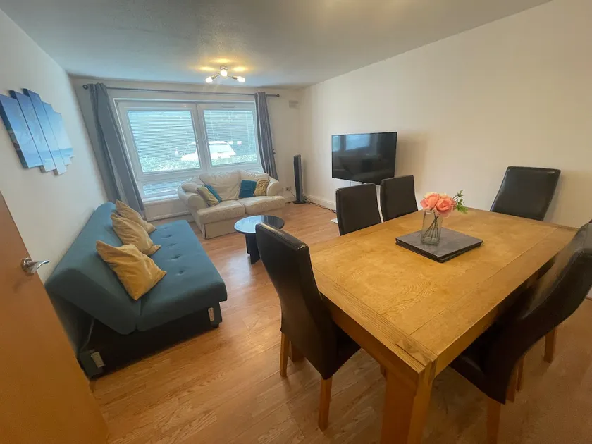 Spacious Apartment near Heathrow with Allocated Parking - Image 1