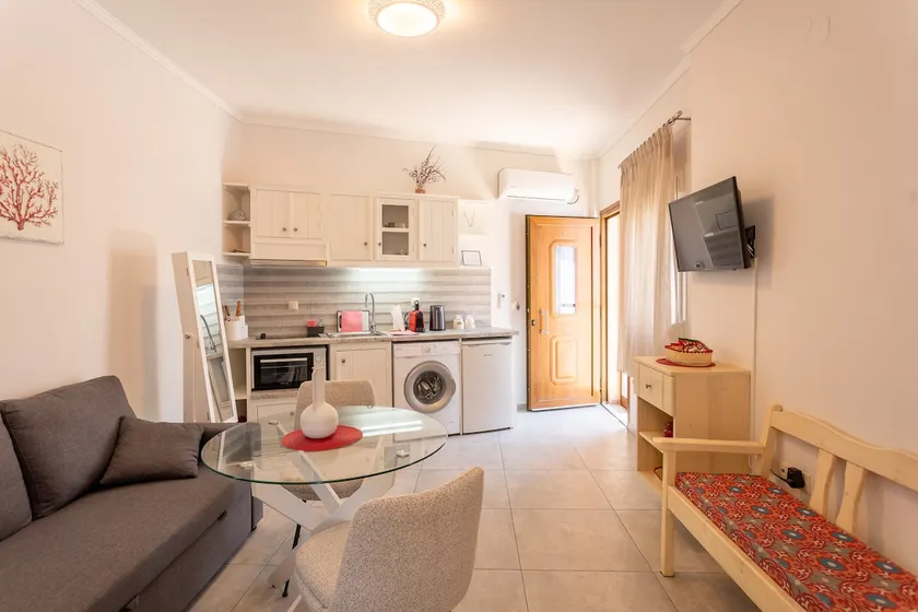 Spacious Studio • Family Friendly • Near Beach - Image 1