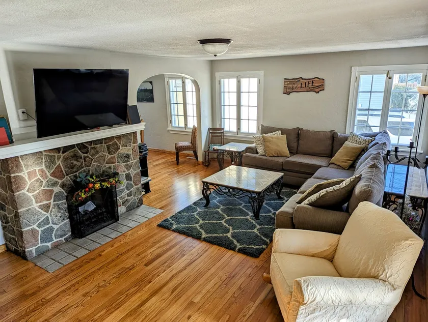 Lakeside cottage, perfect for family and friends - Image 1