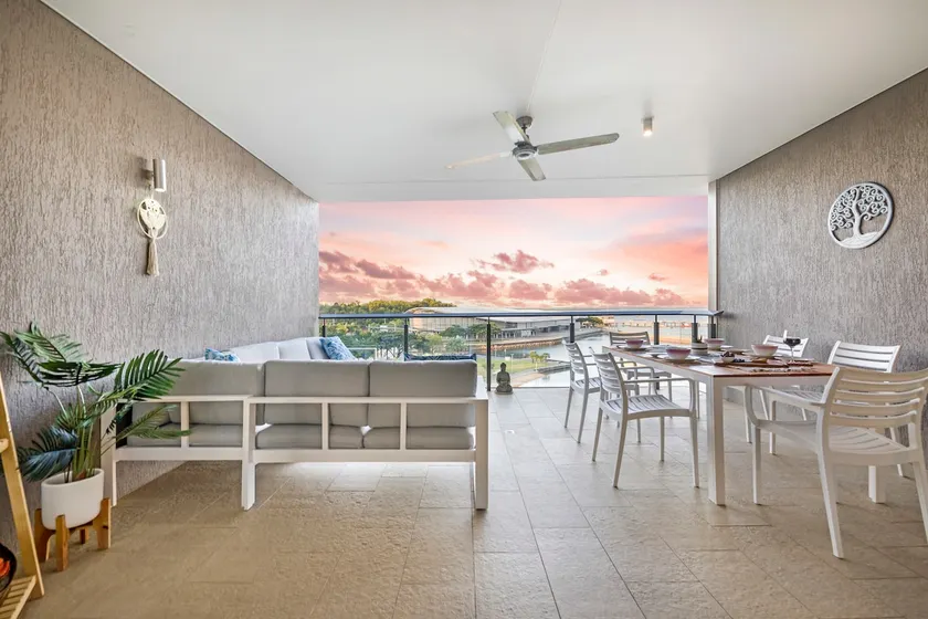 Peninsula Bliss Sea View Private Balcony Dining - Image 1