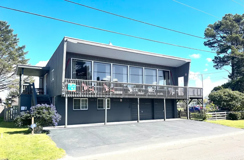 Charming Beach Home, Walk to DT and the Beach. - Image 1