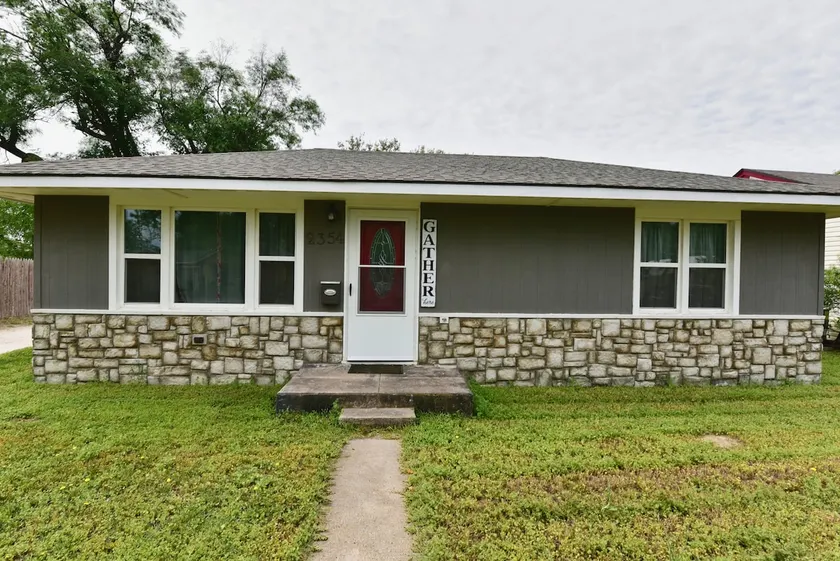 Gather here! Nice home. 3-1/2 miles to the Dunes - Image 1