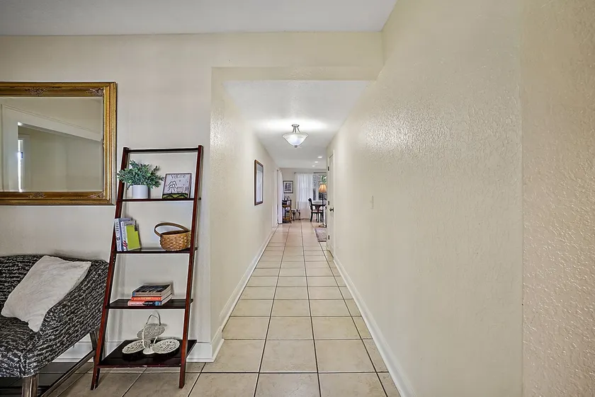 Light and Bright 3 bedroom home walkable to everything in the historic district! - Image 1