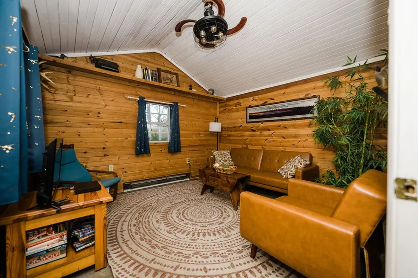 Cozy Cottage On Quiet Country Lane - Image 1