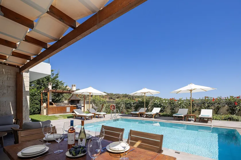 Perfect location, private pool, hot tub and gym! - Image 1