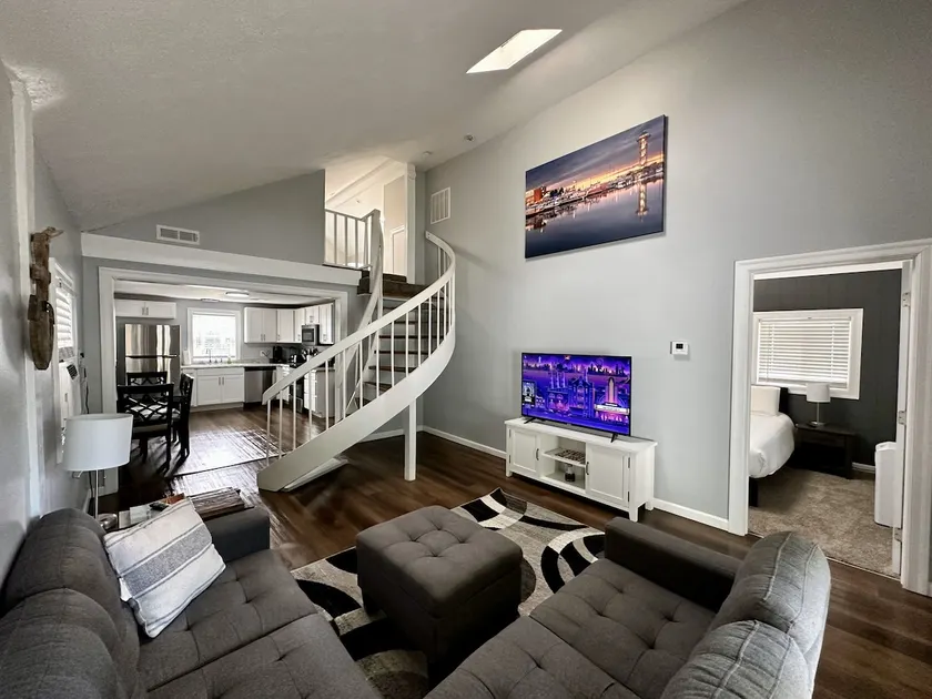 King Bed; Pet Friendly minutes from Presque Isle - Image 1