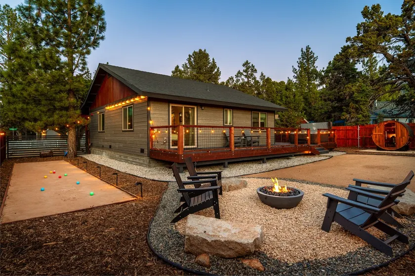 Famous Getaway - Sauna, Hot tub, Game room, BBQ + - Image 1