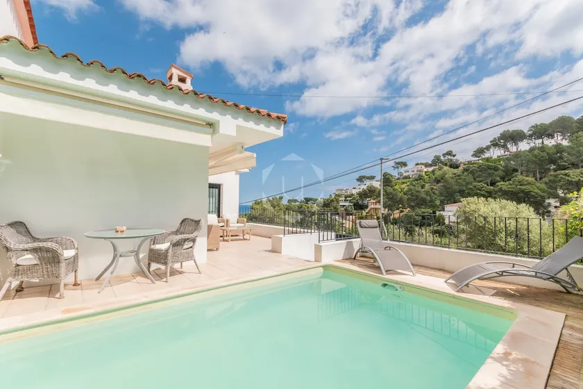 FLOR DE LIS - Pool, 10 min. walk to beach & bars - Image 1