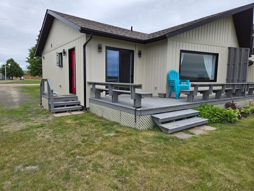 Waterfront 2-bedroom! Paradise at your fingertips! - Image 1