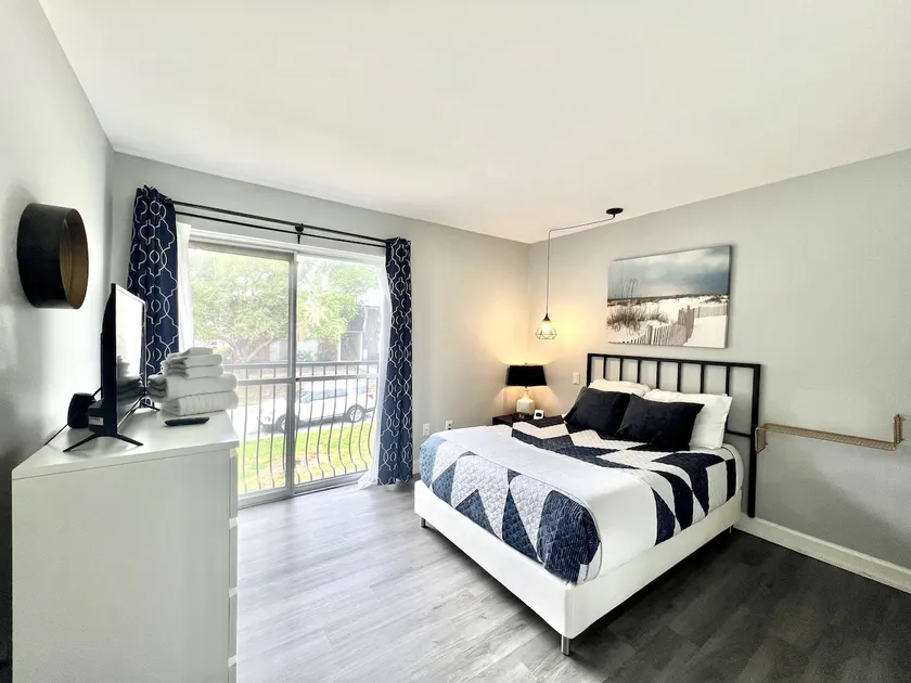 Summit House Condo - Next to UF & Hospitals - Image 1
