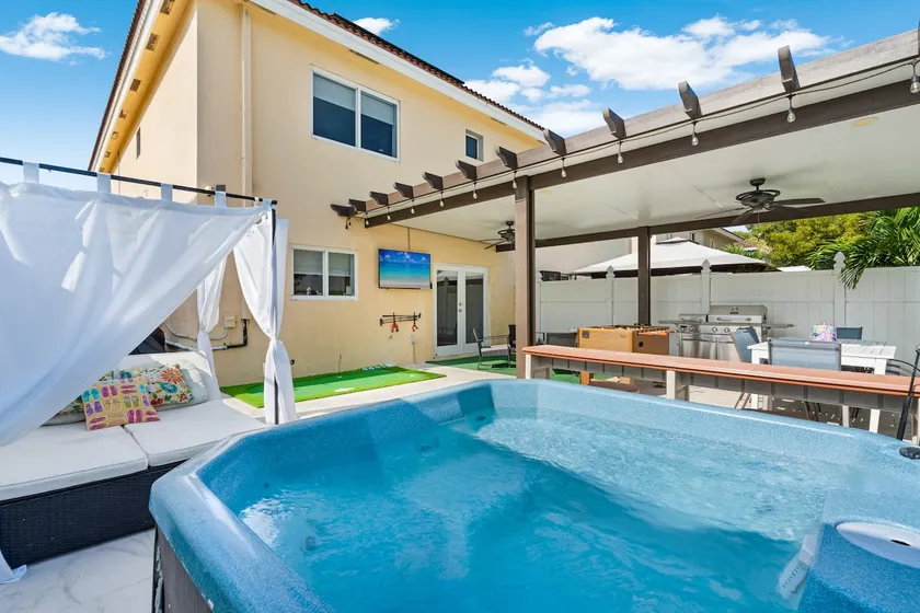 Boutique Style House Hot-Tub Mini-Golf BBQ & Games - Image 1