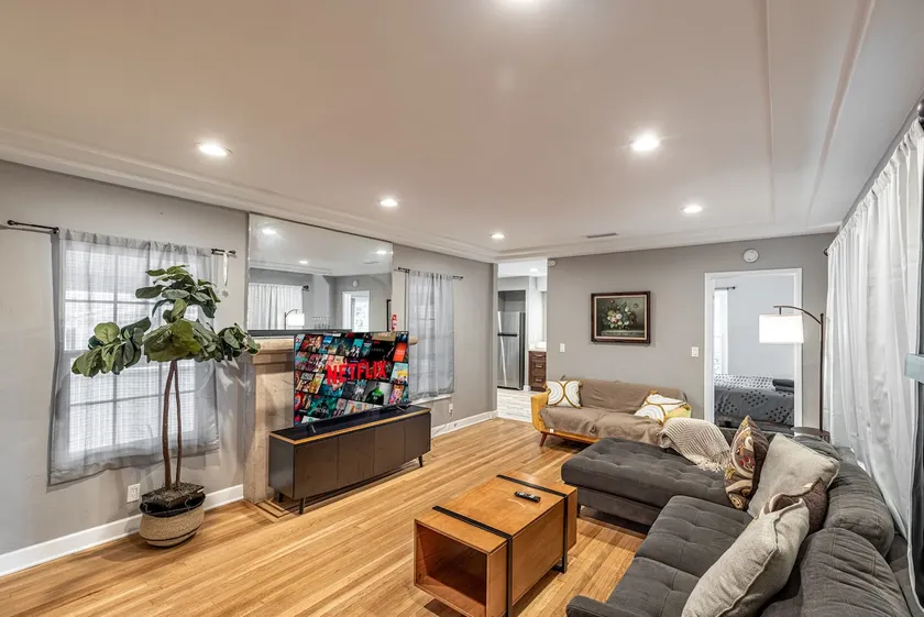 Pet-friendly 3BR house, sleeps 8, free parking - Image 1