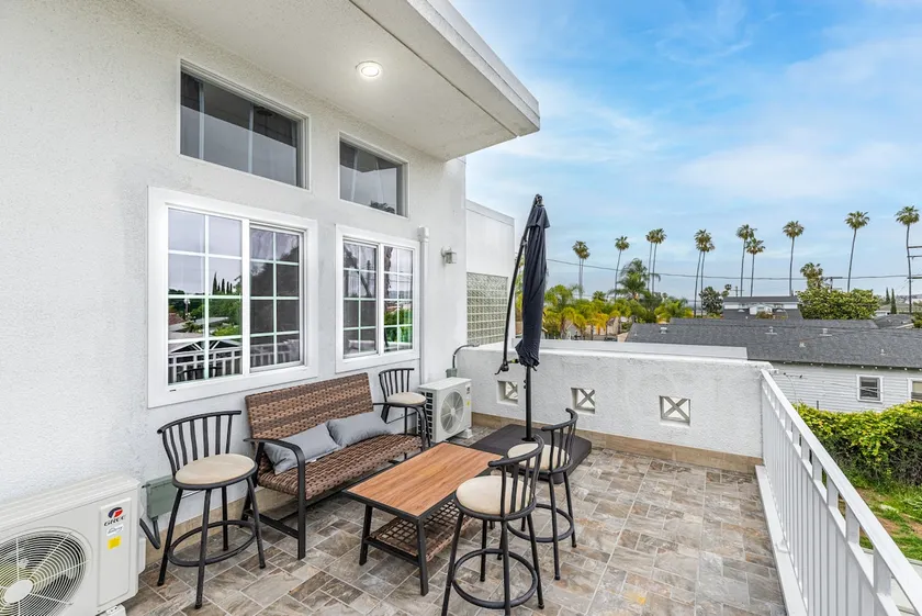 Renovated 3BR with mountain views, free parking - Image 1
