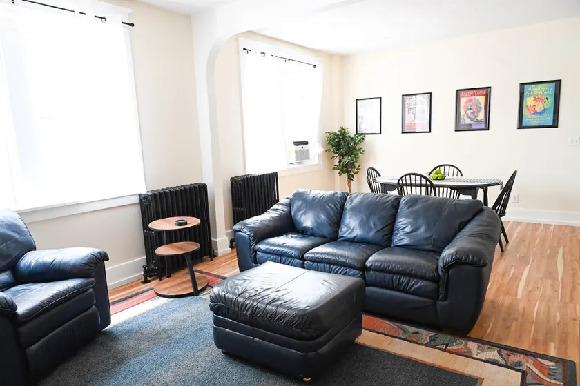 Gorgeous 2 Queen Bedroom Apartment in North Buffalo with 70 inch TV - Image 1