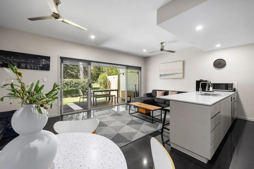 Spacious 3 bedroom townhouse in prime location! - Image 1