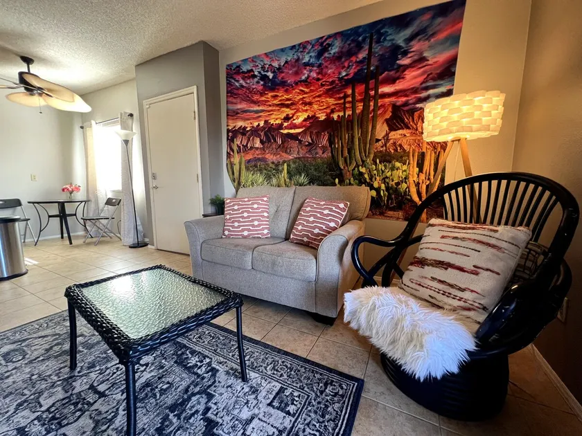 Gated Condo, Pool and Hot Tub, Near U of A - Image 1