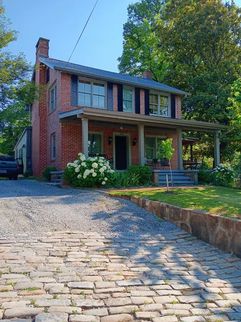 Centrally located Pickett Hill house - Image 1