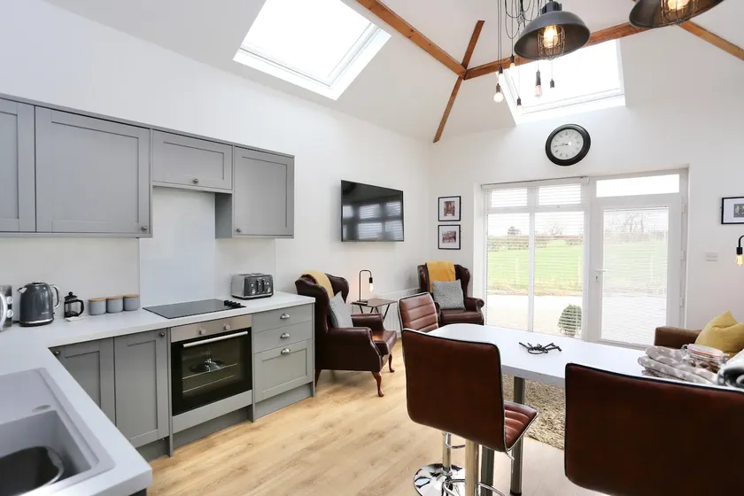 Stunning Coach House with two bedrooms and parking - Image 1