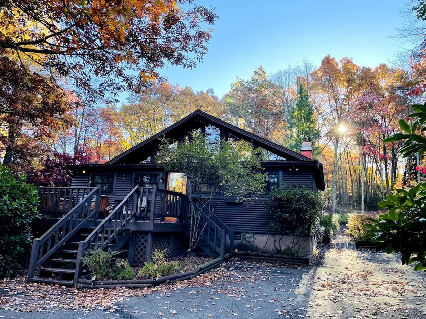 Cozy Pocono Cabin on an Acre - Image 1
