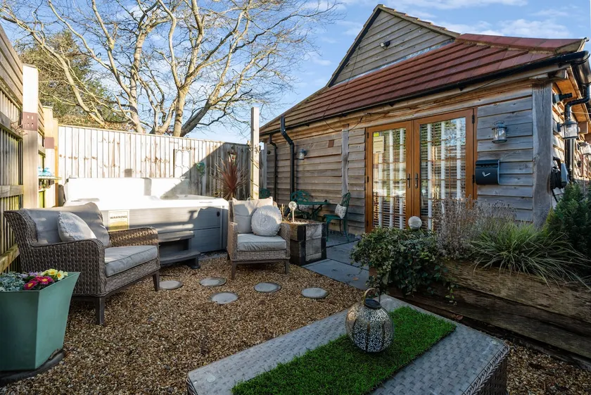 Peaceful New Forest barn retreat with Hot Tub - Image 1