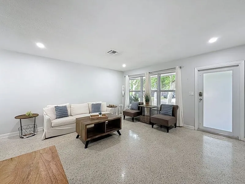Close to Beaches, Restaurants cozy 2 bedroom home - Image 1