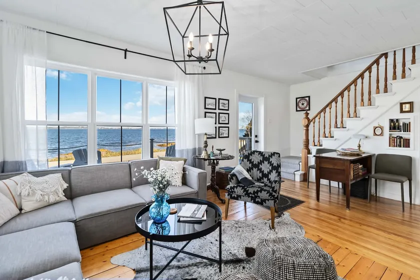 Oceanfront holiday home minutes from Lunenburg - Image 1