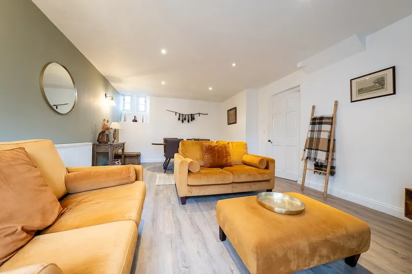 Spacious & relaxing cottage stay with free parking - Image 1