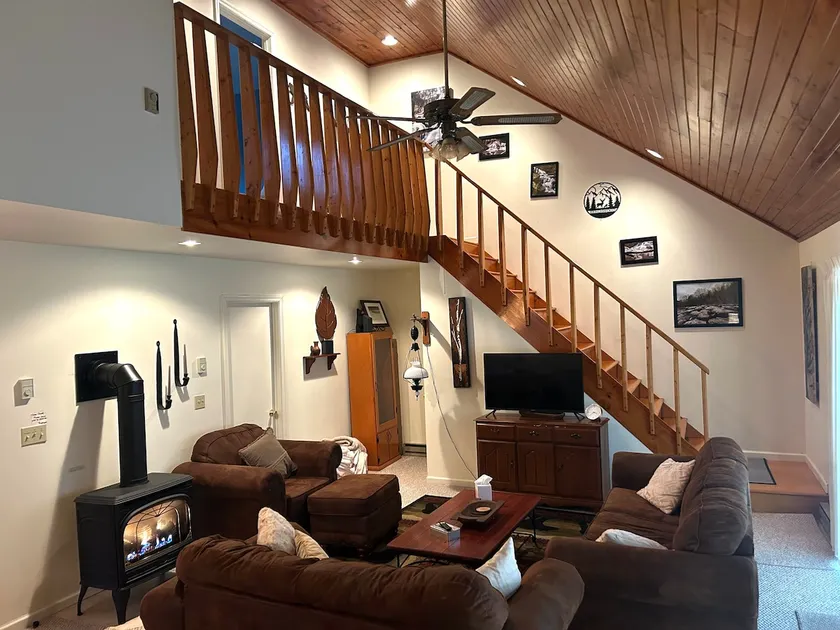 Spacious 3BR cabin near trails for Spring break or Summer getaway! Pets welcome! - Image 1
