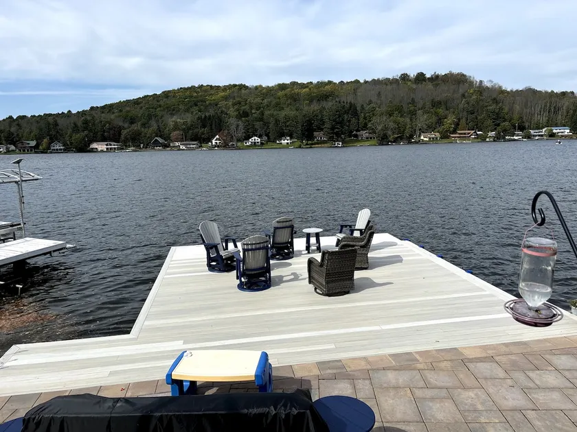 Beautiful lakefront 4-bedroom cottage - Image 1