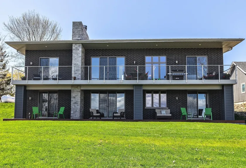Contemporary Million Dollar View Getaway - Image 1